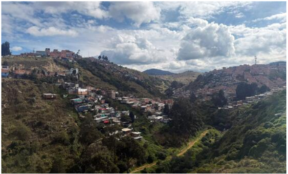 © OIM/Adriana Correa En las escarpadas laderas de Ciudad Bolívar, en el sur de Bogotá, las familias trabajan cada día para crear mejores oportunidades para sus hijos.